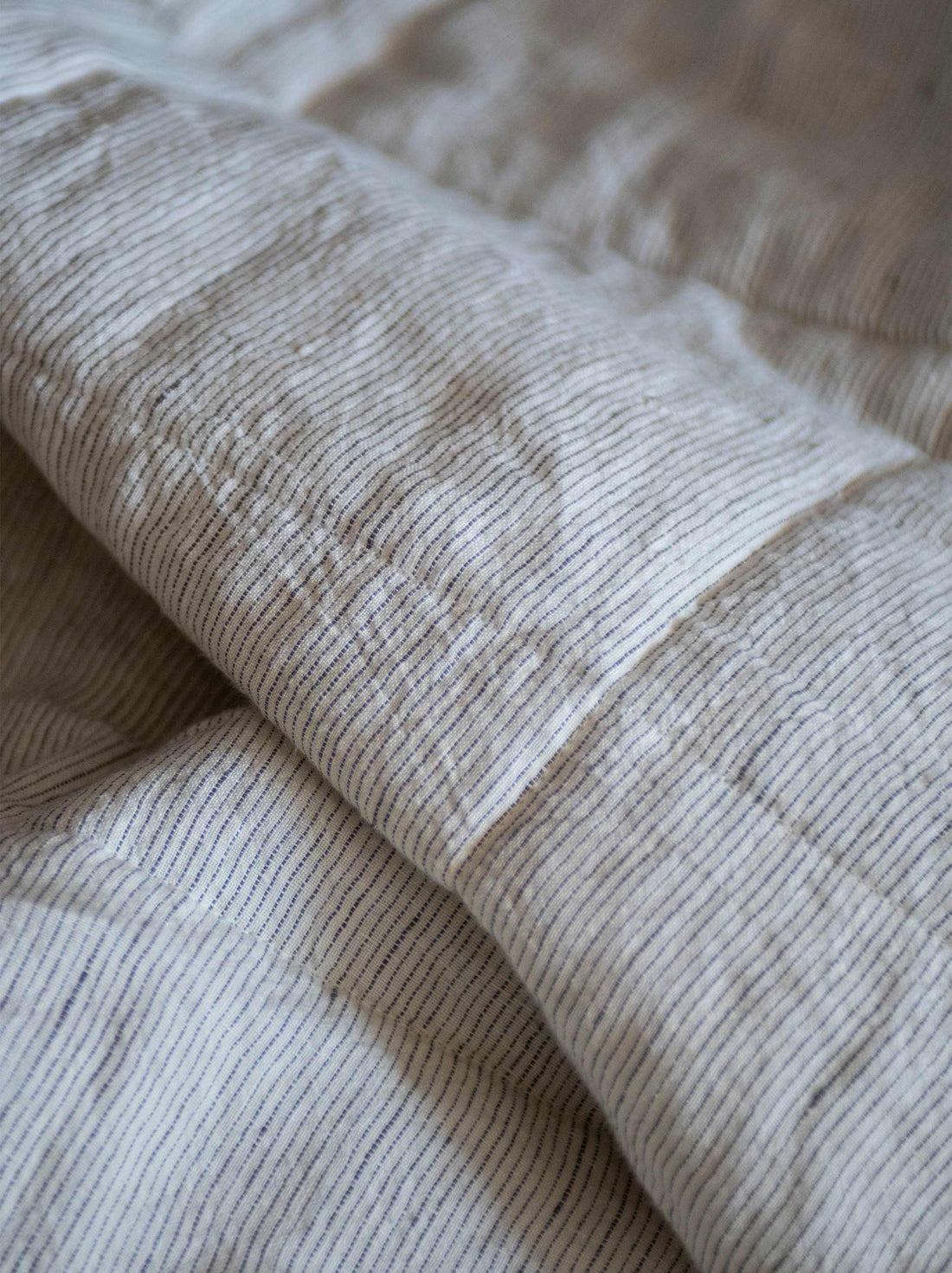 Pinstripe Linen Quilt Pepper/Chalk / Queen