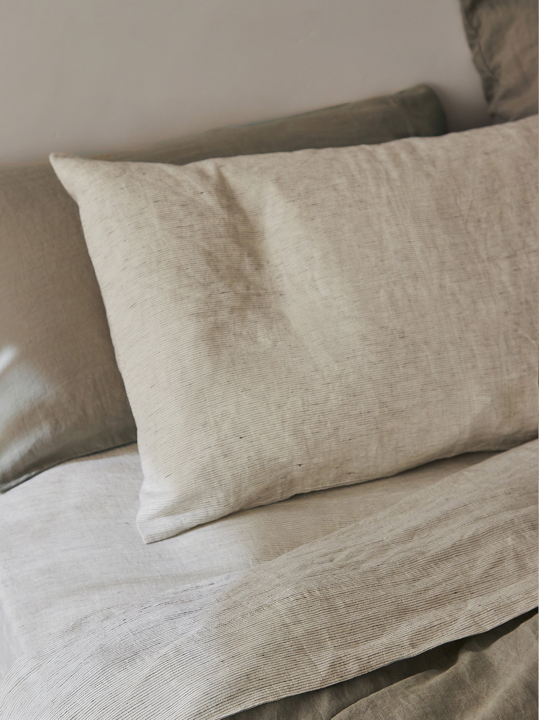 Pinstripe Linen Pillowcase PR Pepper/Chalk / Pillowcase Pair