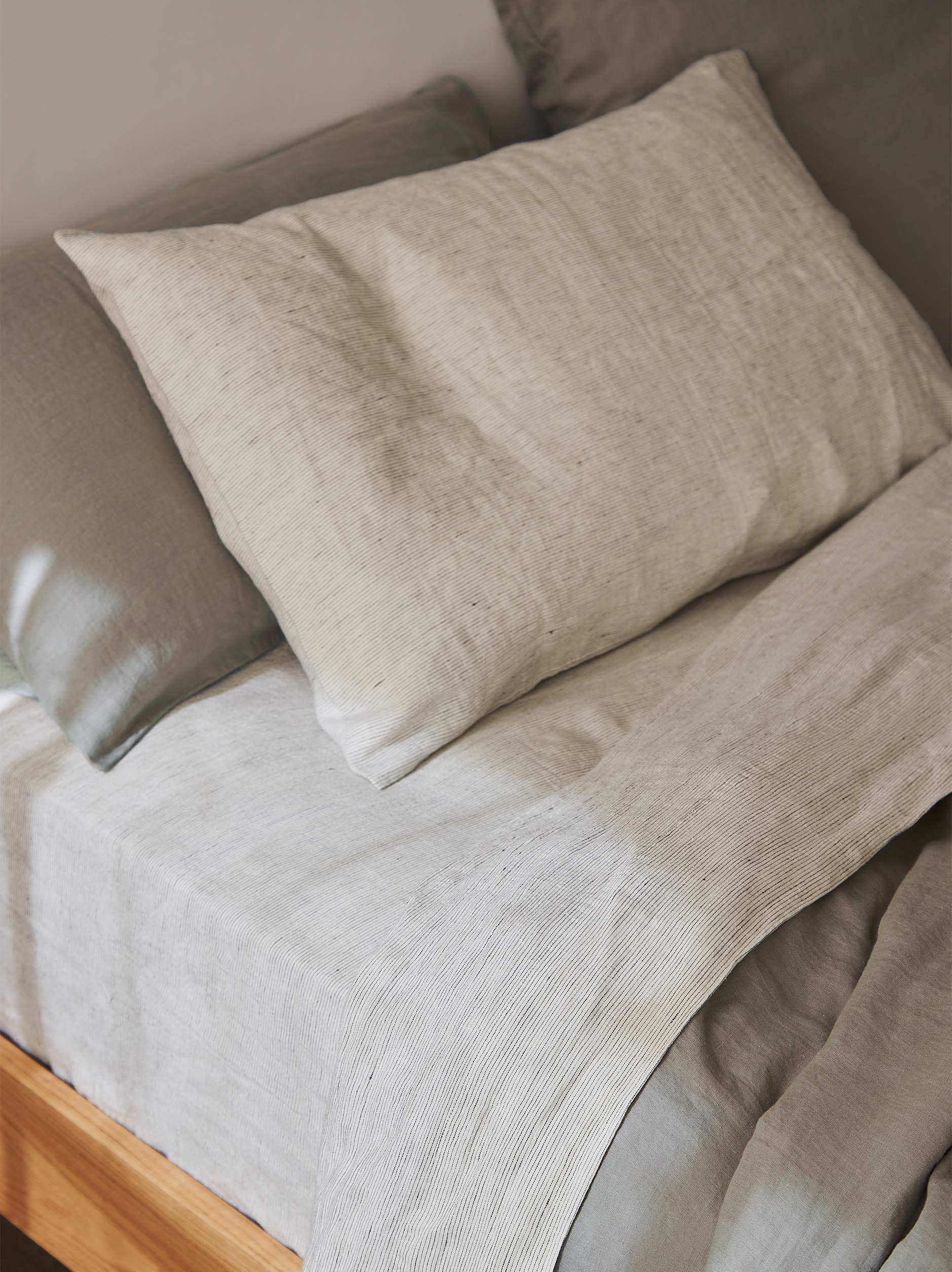 Pinstripe Linen Fitted Sheet Pepper/Chalk / King