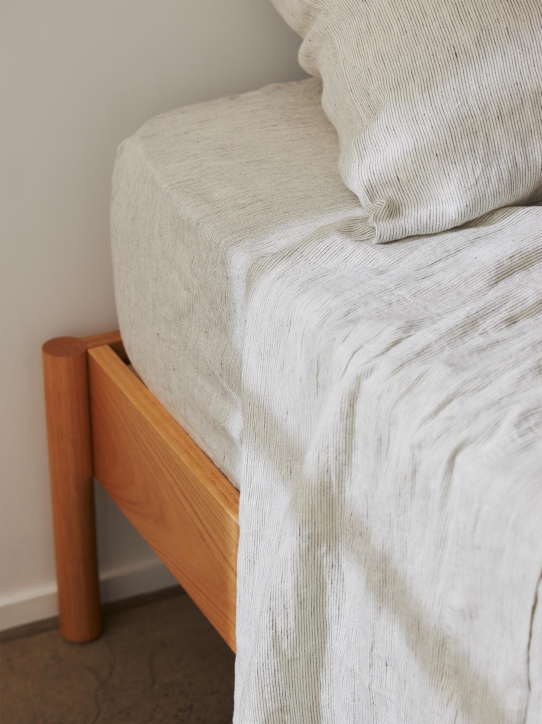 Pinstripe Linen Fitted Sheet Pepper/Chalk / Queen