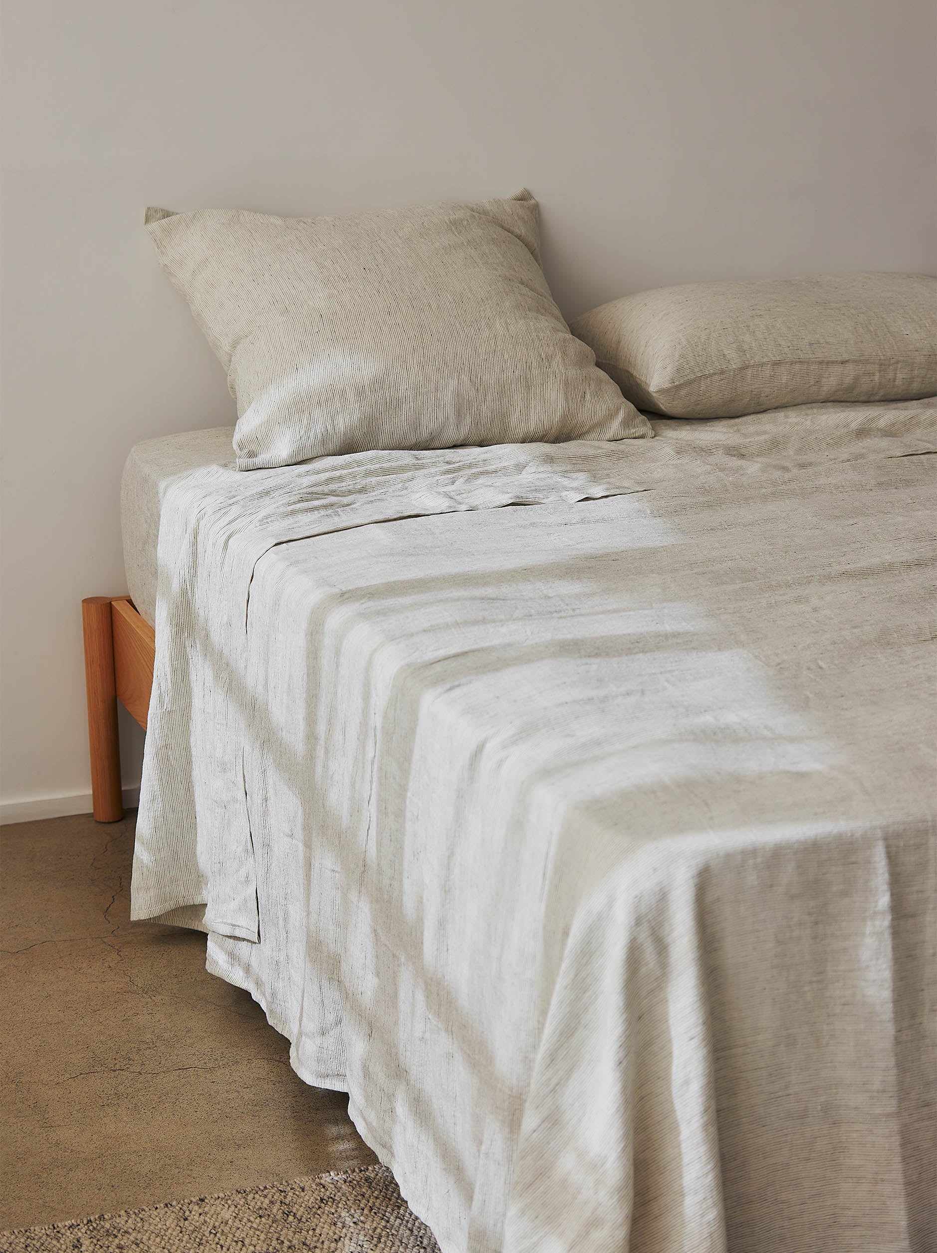 Pinstripe Linen Fitted Sheet Pepper/Chalk / Super King