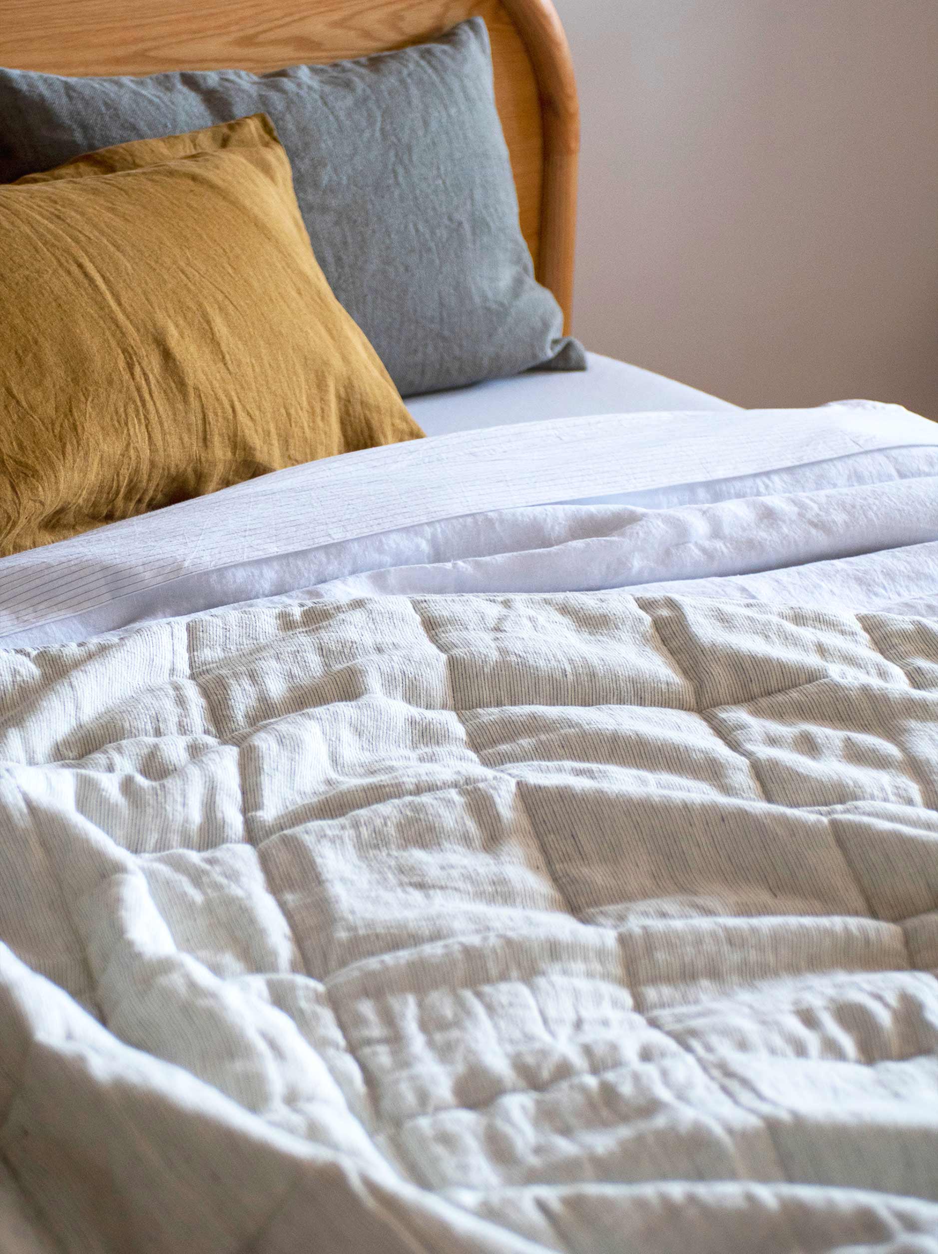 Pinstripe Linen Quilt Pepper/Chalk / King