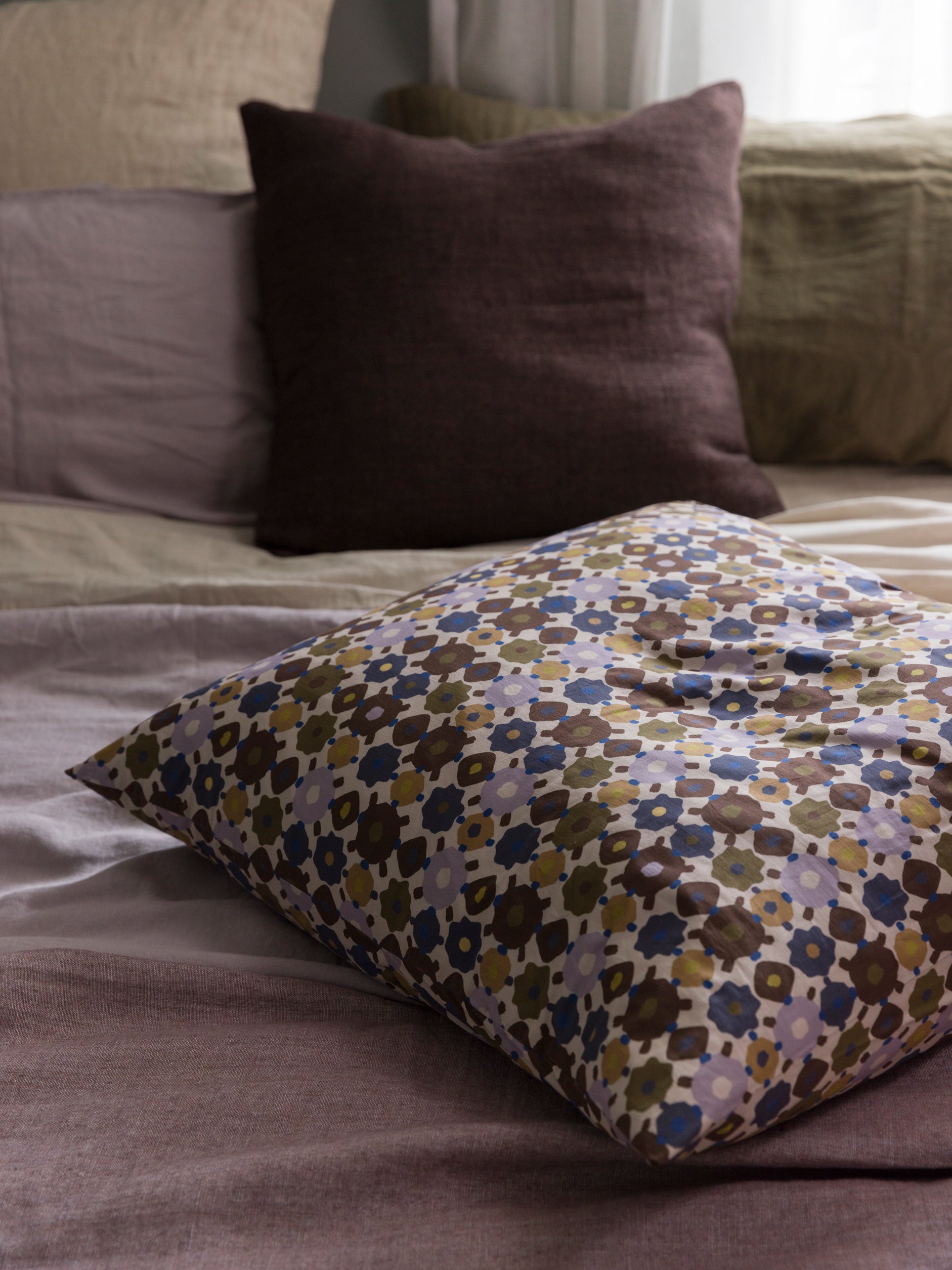 Lisbon Euro Pillowcase Pansy/Multi / Euro Pillowcase