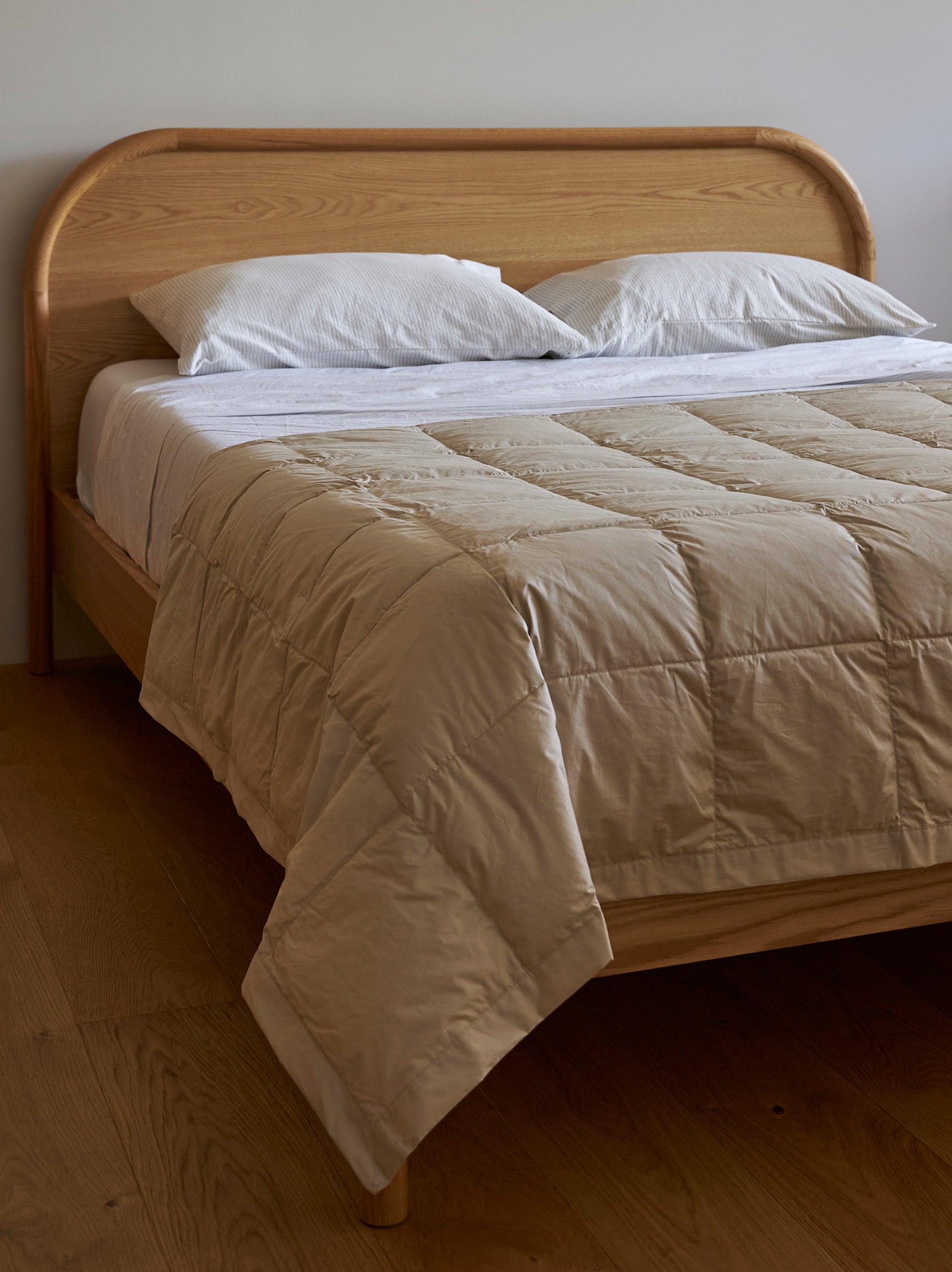 Feather Blanket Beige / Queen