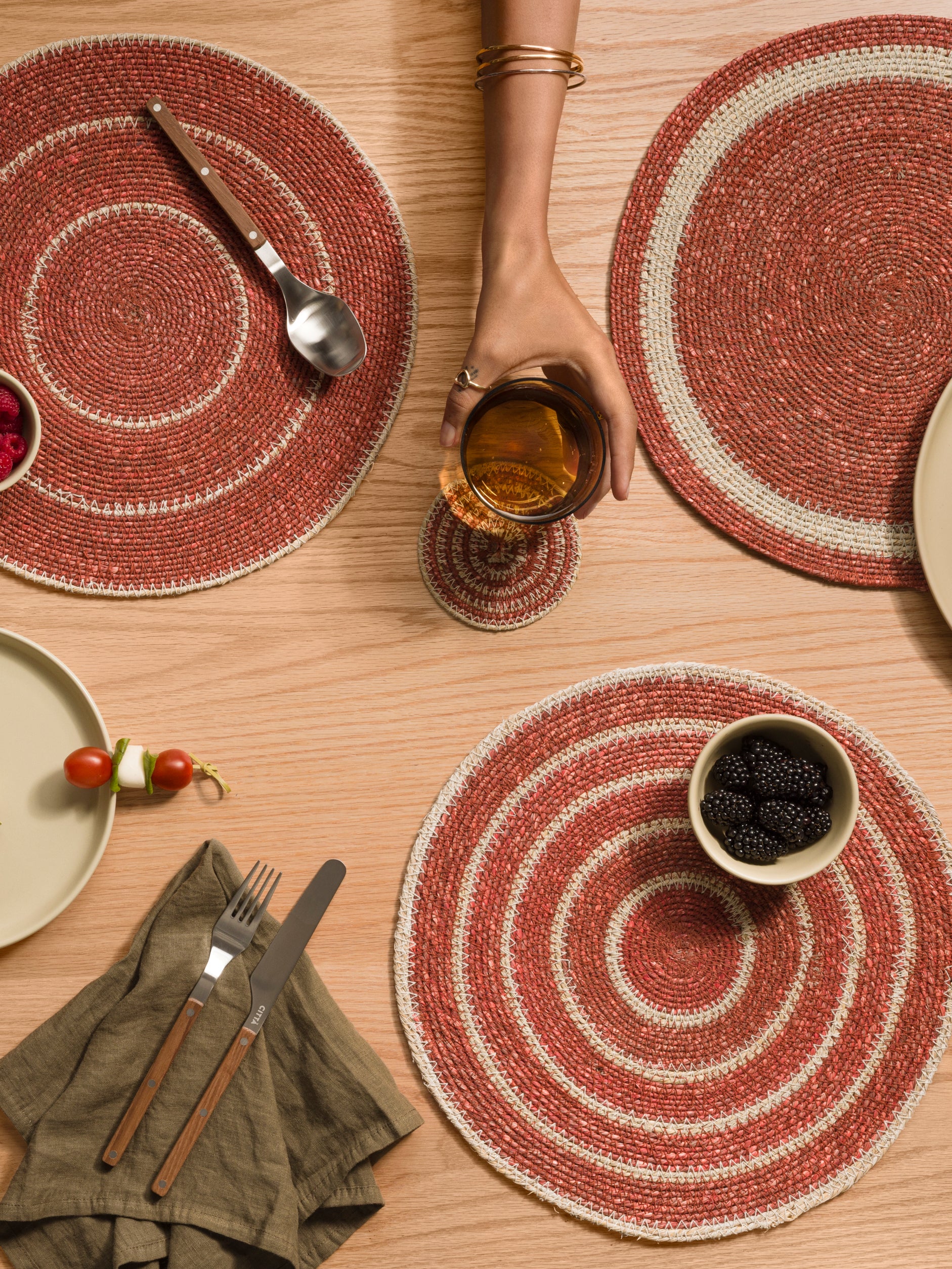 Agora Woven Placemat Set/4 Cherry/Natural / 34cmdia