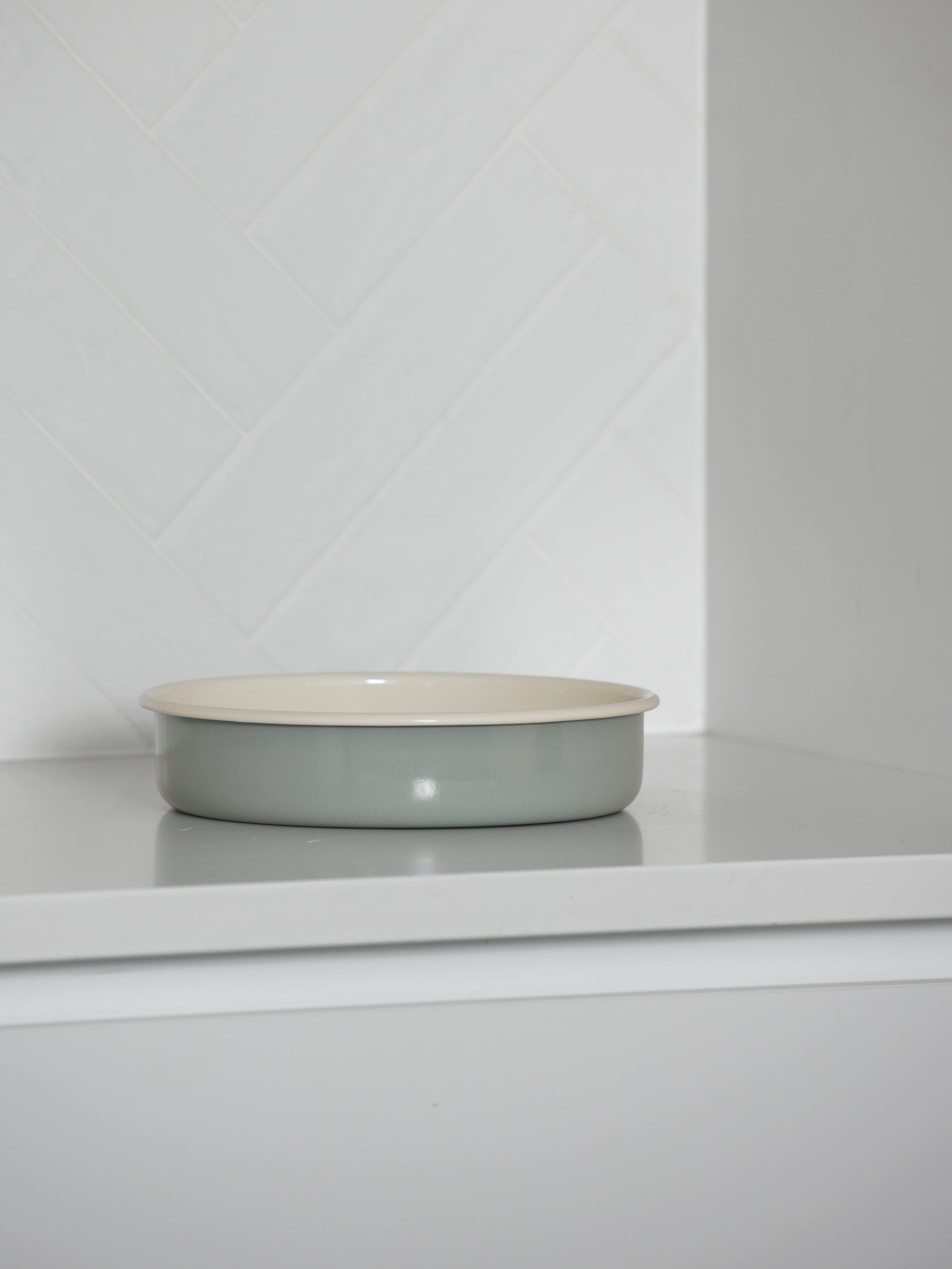 Enamel Round Baking Tray Dark Grey/Cream / Small