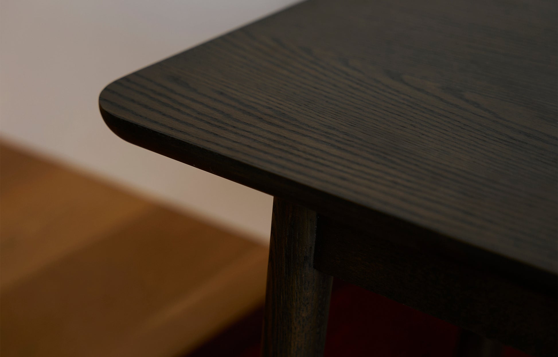 Radial Bench Smoked Oak / One Size