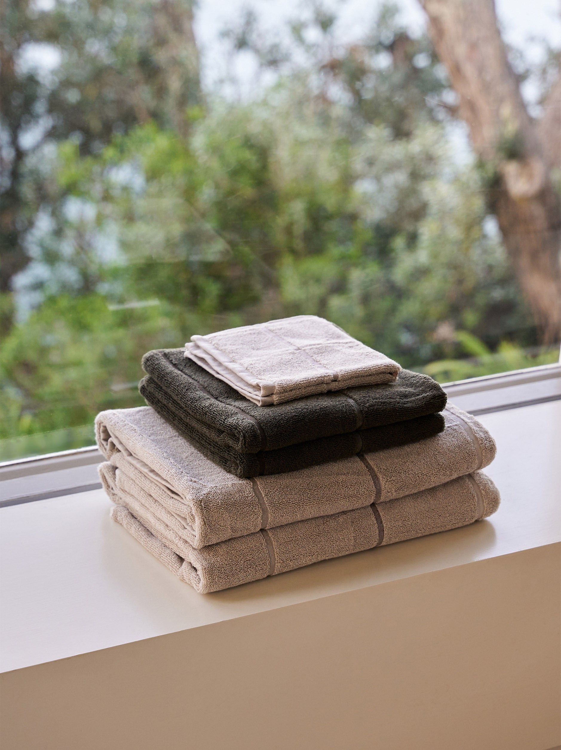 Pia Cotton Hand Towel Ivy/Multi / Hand Towel