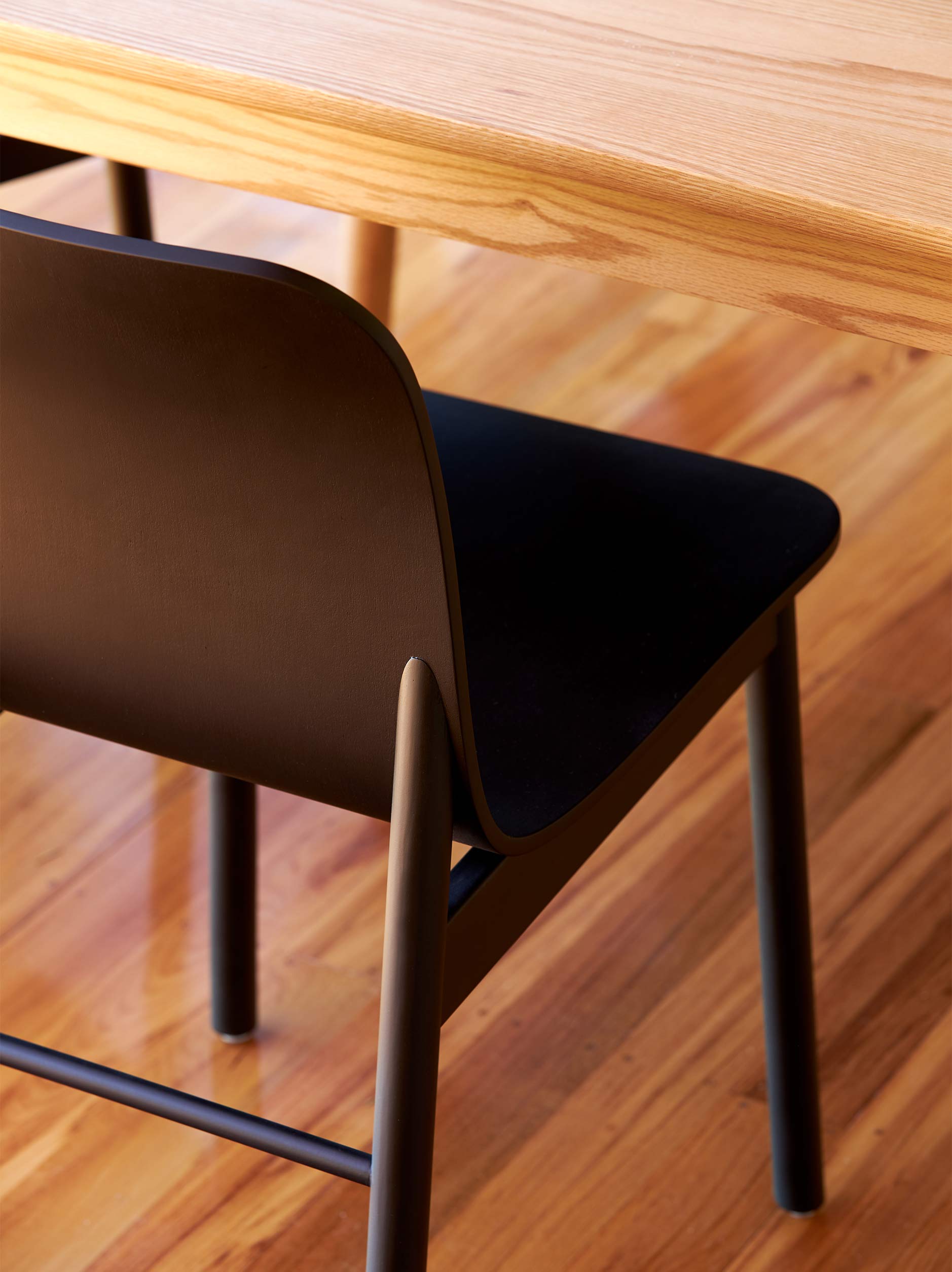 Aspen Chair w/Wooden Legs Black / One Size