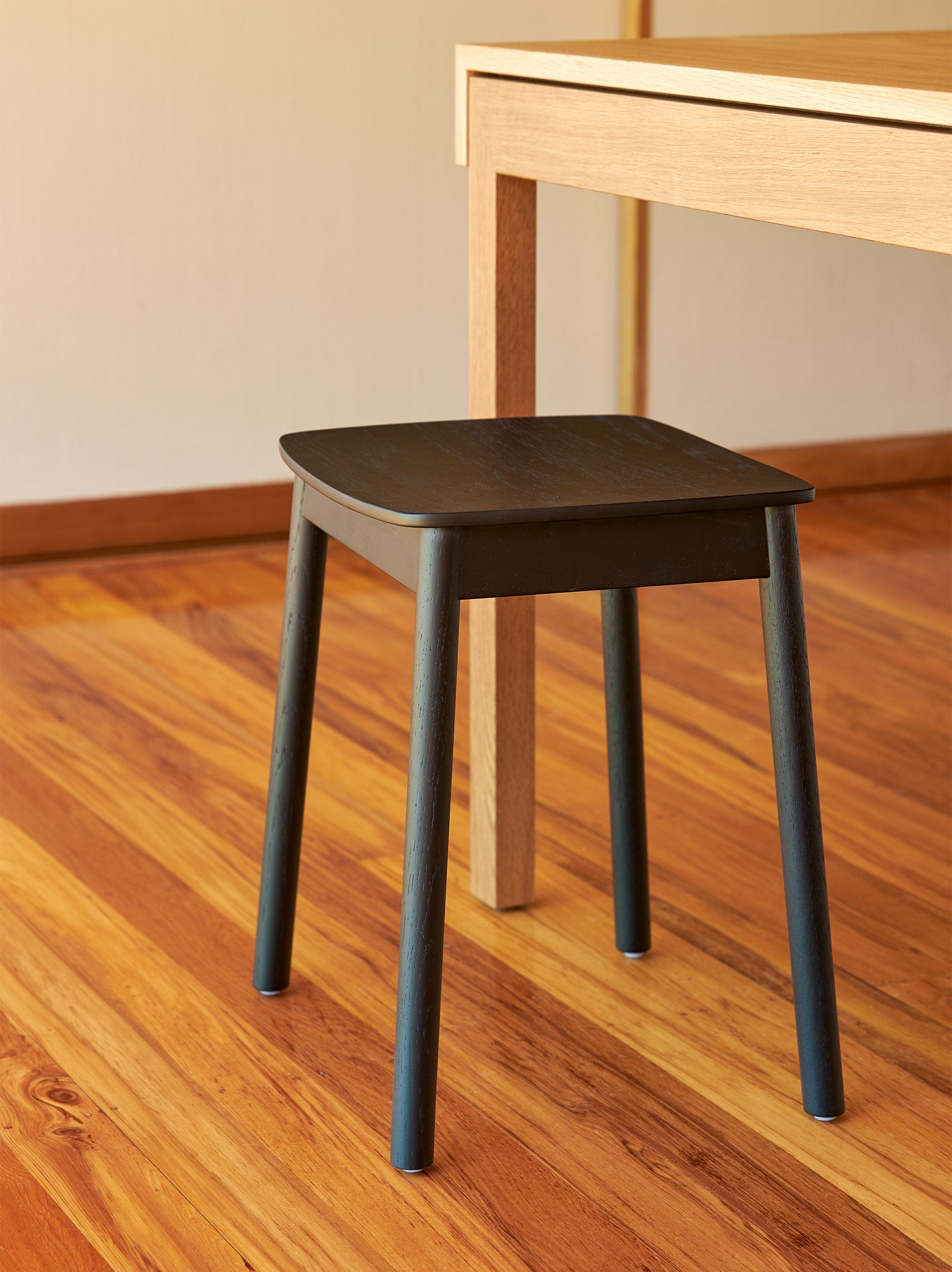 Radial Stool Low Black / 46.5cmh
