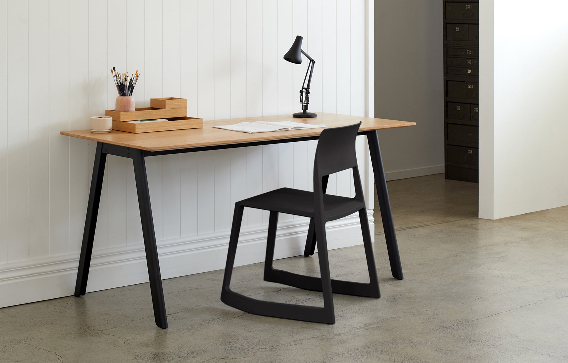 Assembly Desk Oak/Black / One Size