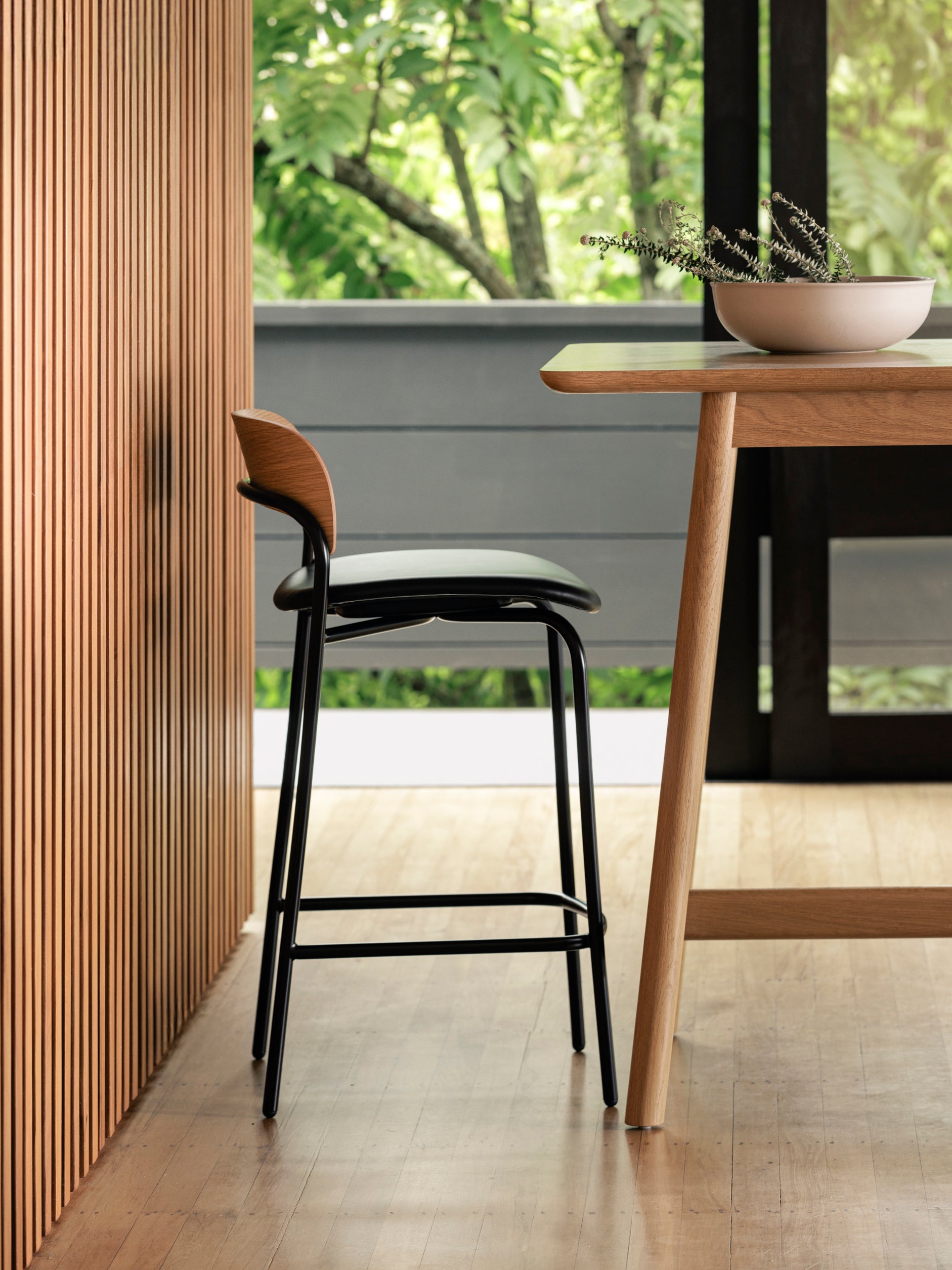 Trace Stool w/Leather Seat Oak/Black / One Size