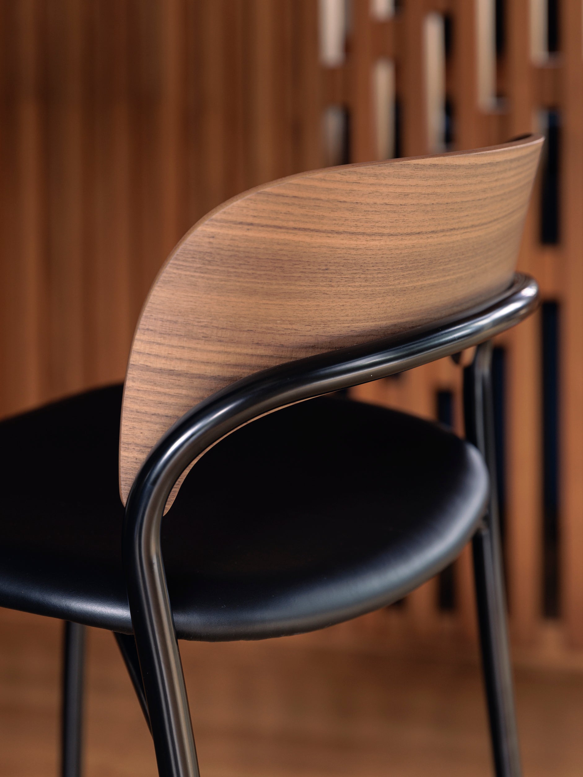 Trace Stool w/Leather Seat Walnut/Black / One Size