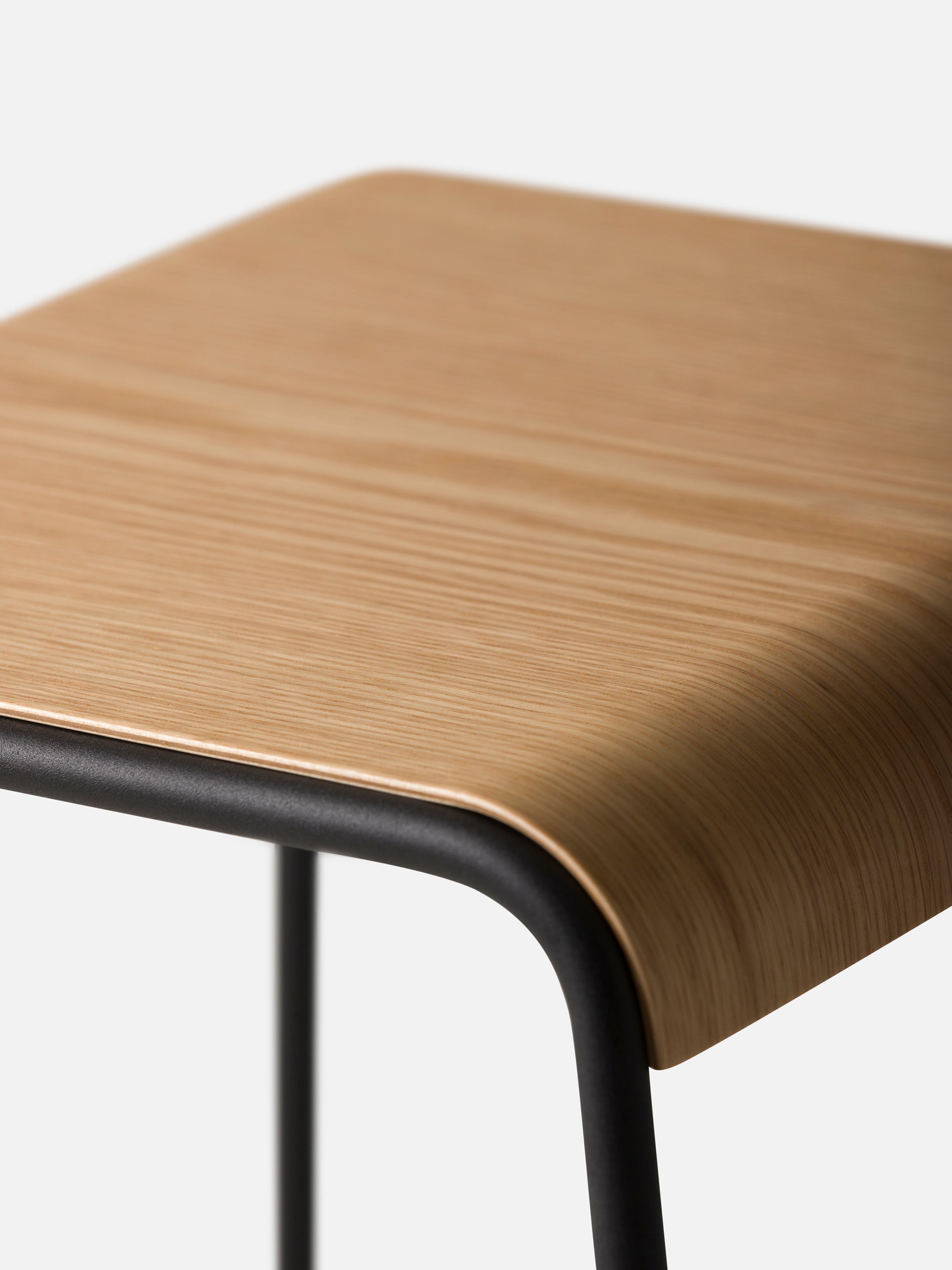 S2 Stool Black/Oak / Medium
