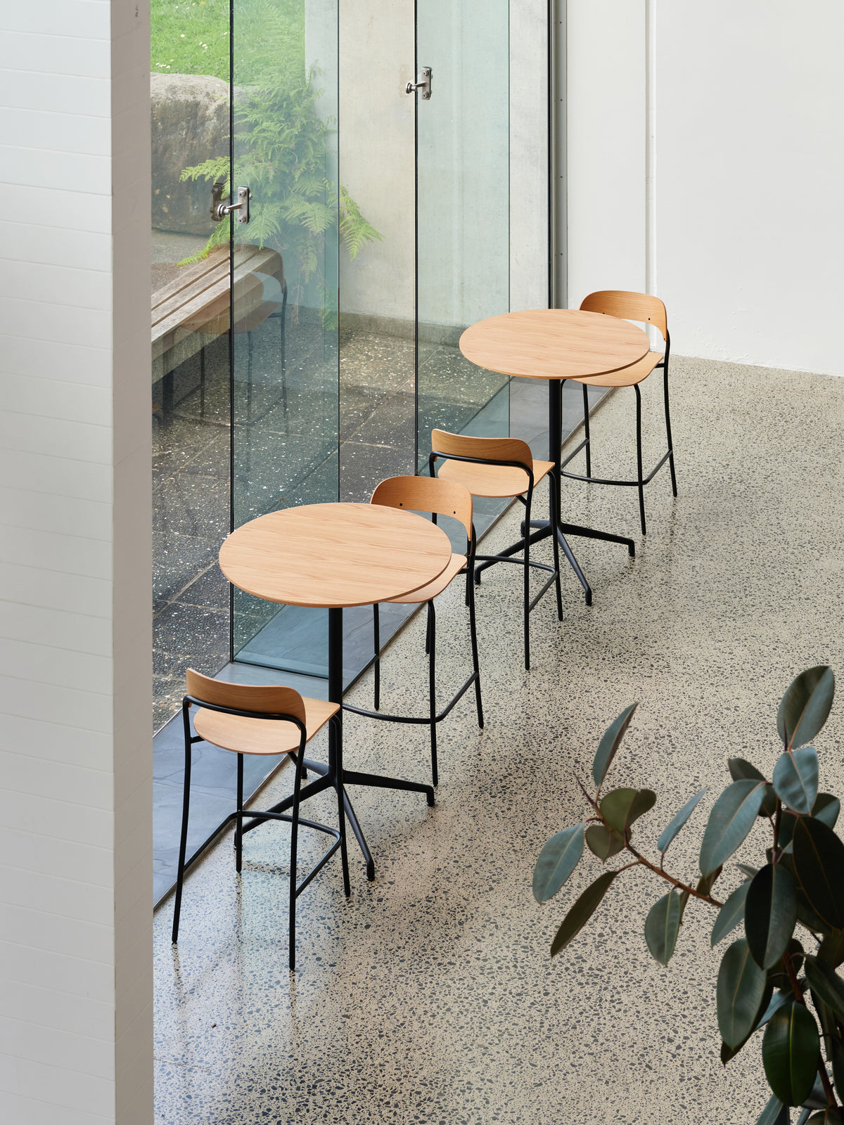 730 Series Leaner Round Top Oak / 95cmh