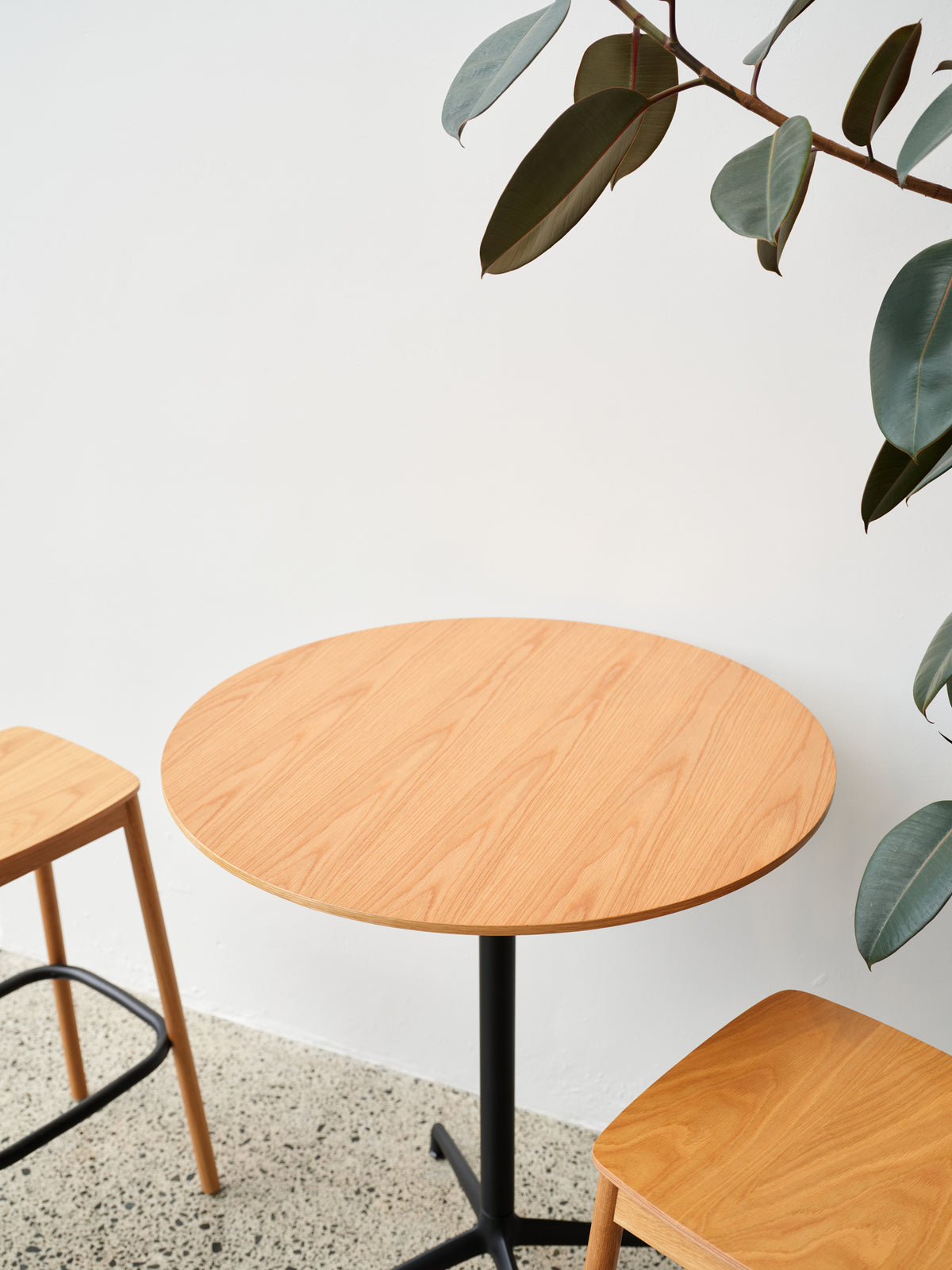 730 Series Leaner Round Top Oak / 95cmh