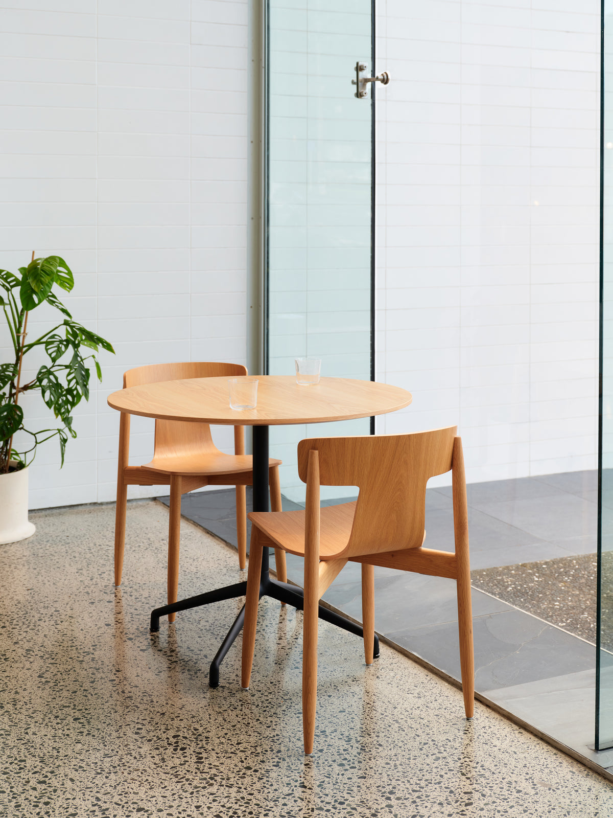 730 Series Dining Table Round Top Oak / 90cmdia